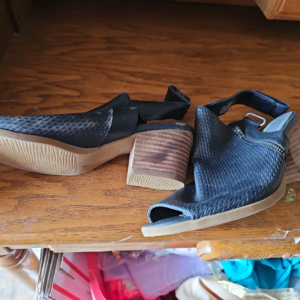 Black Baretraps Slingbacks